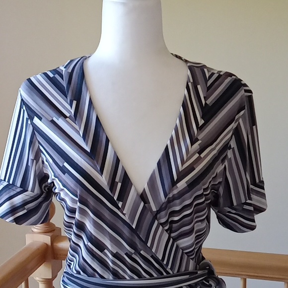 BCBGMaxAzria BCBG wrap style stripe quarter sleeve stretchy blouse top - Picture 2 of 8
